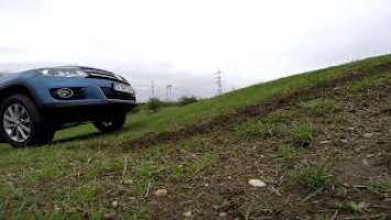 TEST Michelin Latitude Cross 235 65 R17  on VW Tiguan 5N2  4motion  -  Wet and Muddy Grass